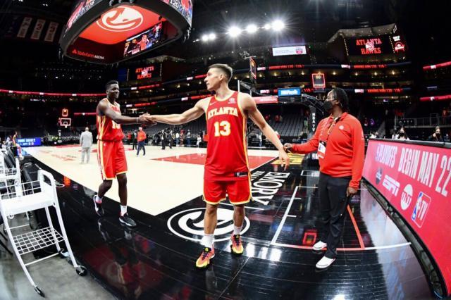 182体育-友情超越比赛！他们是老鹰阵中的一对特别战友